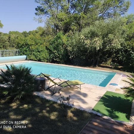 Proche Uzes Petit Gite Avec Grande Cuisine D'Ete Et Piscine Saint-Siffret Luaran gambar