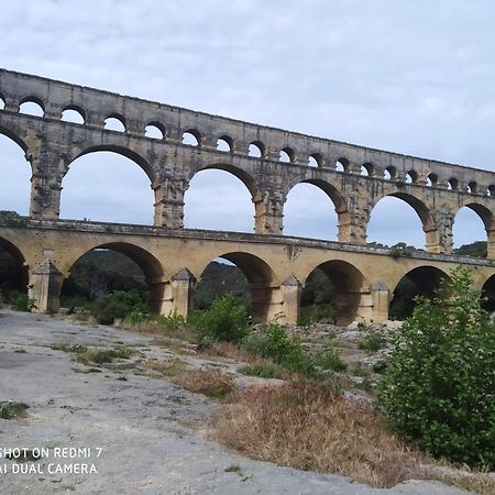 Proche Uzes Petit Gite Avec Grande Cuisine D'Ete Et Piscine Saint-Siffret Luaran gambar
