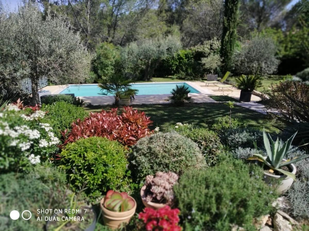 Proche Uzes Petit Gite Avec Grande Cuisine D'Ete Et Piscine Saint-Siffret Luaran gambar