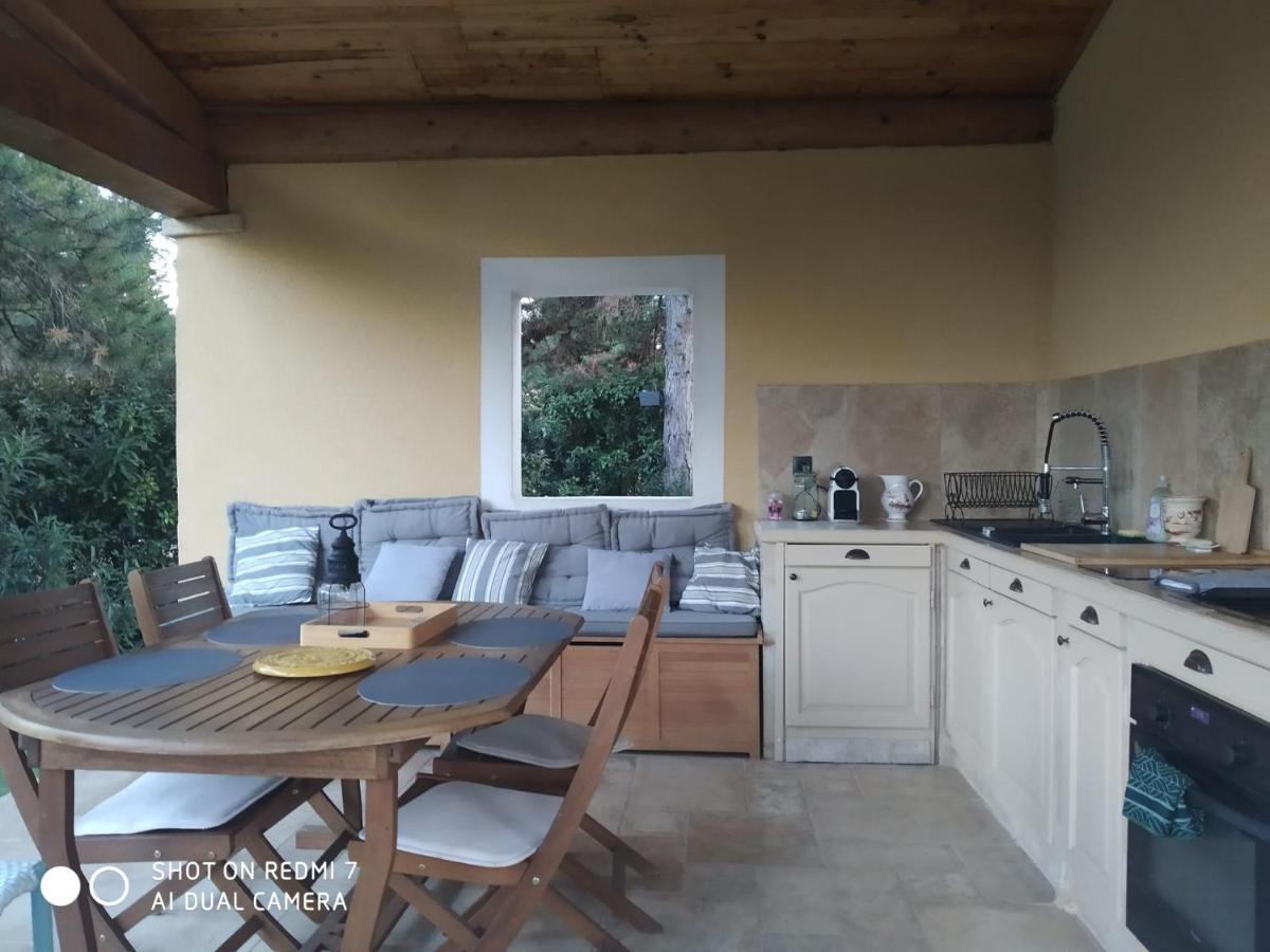 Proche Uzes Petit Gite Avec Grande Cuisine D'Ete Et Piscine Saint-Siffret Luaran gambar